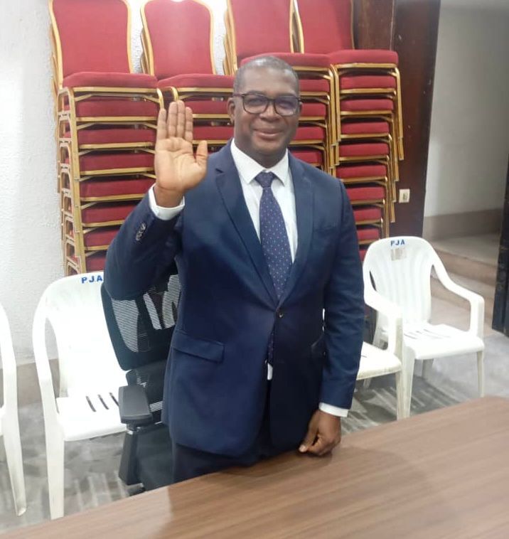 PRESTATION DE SERMENT DE SERMENT DE MONSIEUR ISSOUF LONA OUALI, COMMISSAIRE A LA COMMISSION DE LA CONCURRENCE